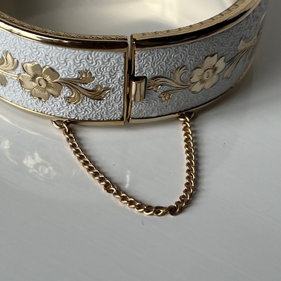 Vintage White Textured Enamel mc And Gold Flower Vine Hinged Bangle Bracelet - Picture 4 of 10
